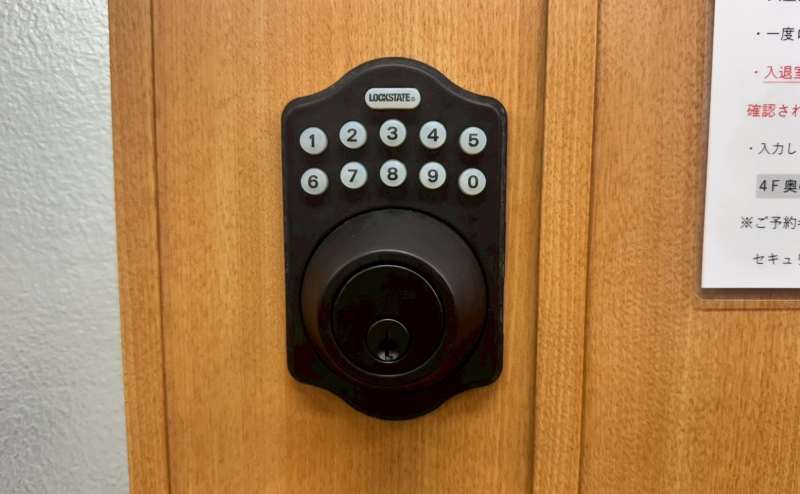 【電子キー：暗証番号＋「LOCK STATE」を押して解錠いただけます】
