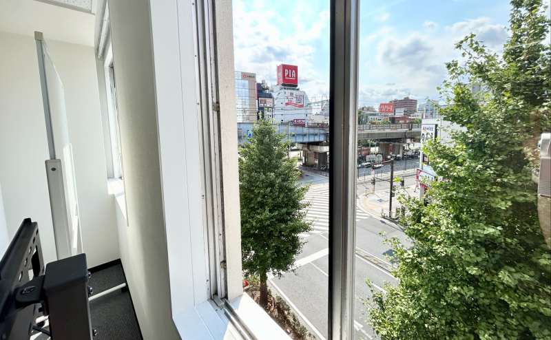 【窓の開閉可能です※駅が目の前のため、騒音にご注意ください】 - TIME SHARING 横浜関内 セルテアネックス 3Aの写真